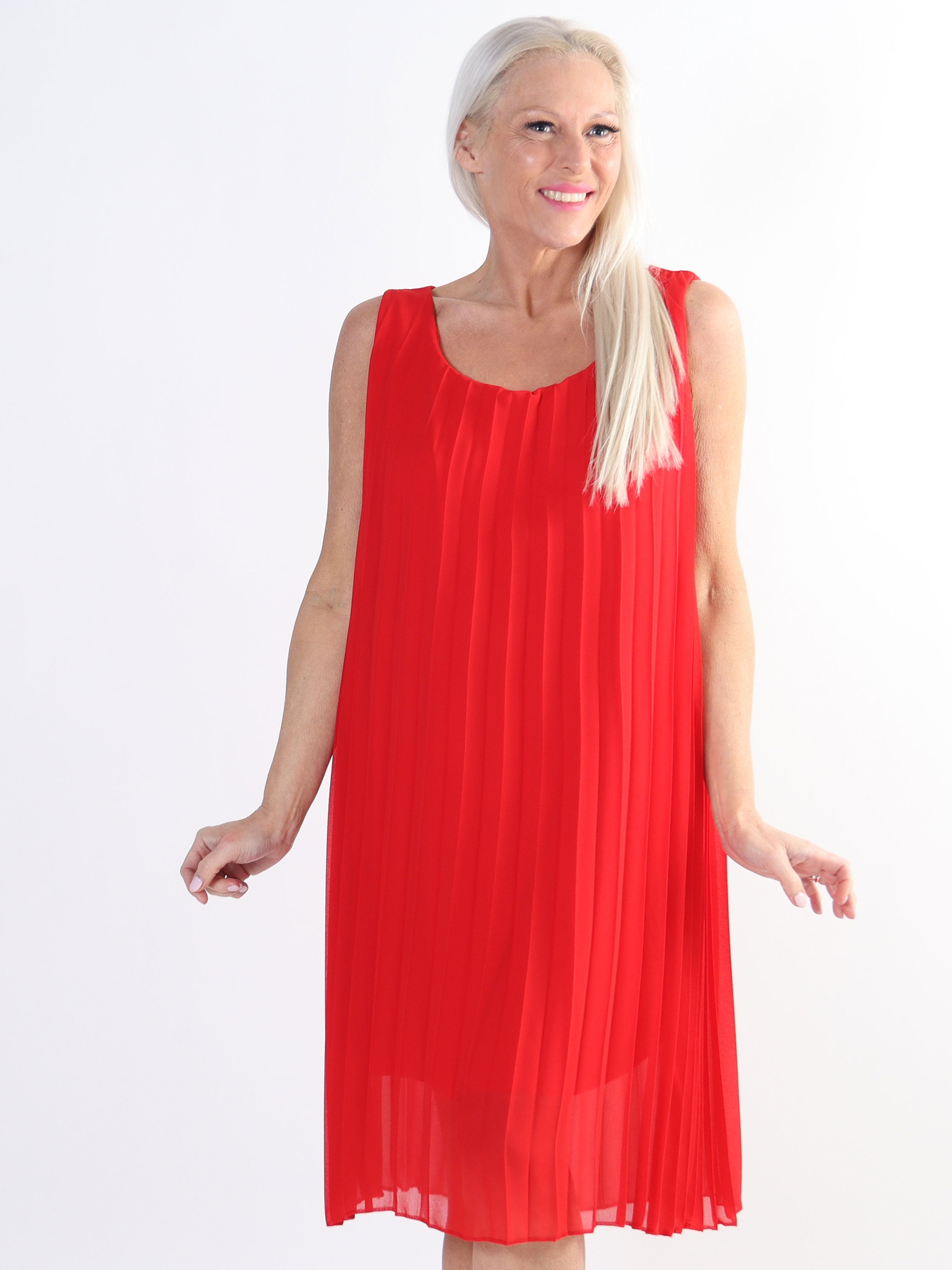 Saline - Söt plus size klänning i veckad chiffong ärmlös